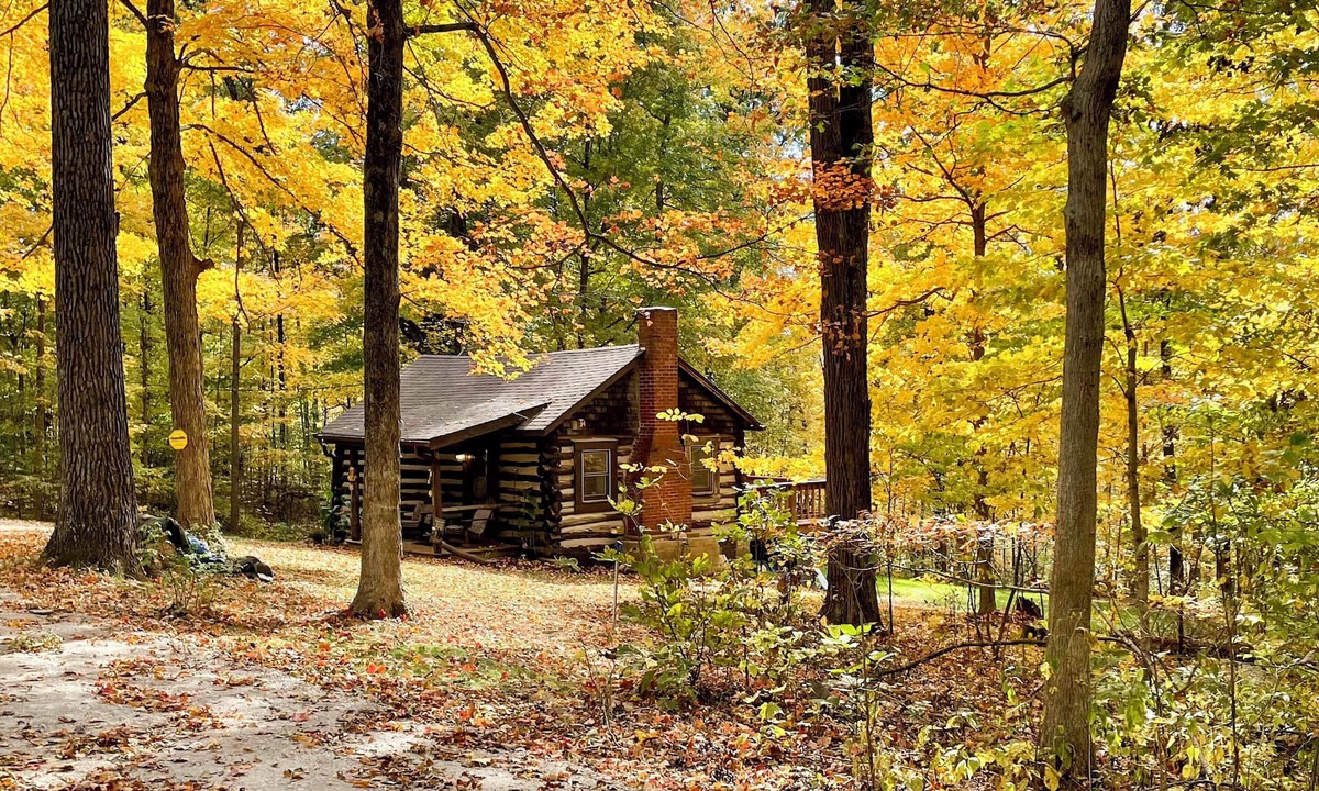 Nineveh Cabin | Hot Tub + Deck: Cabin Hideaway in Brown County