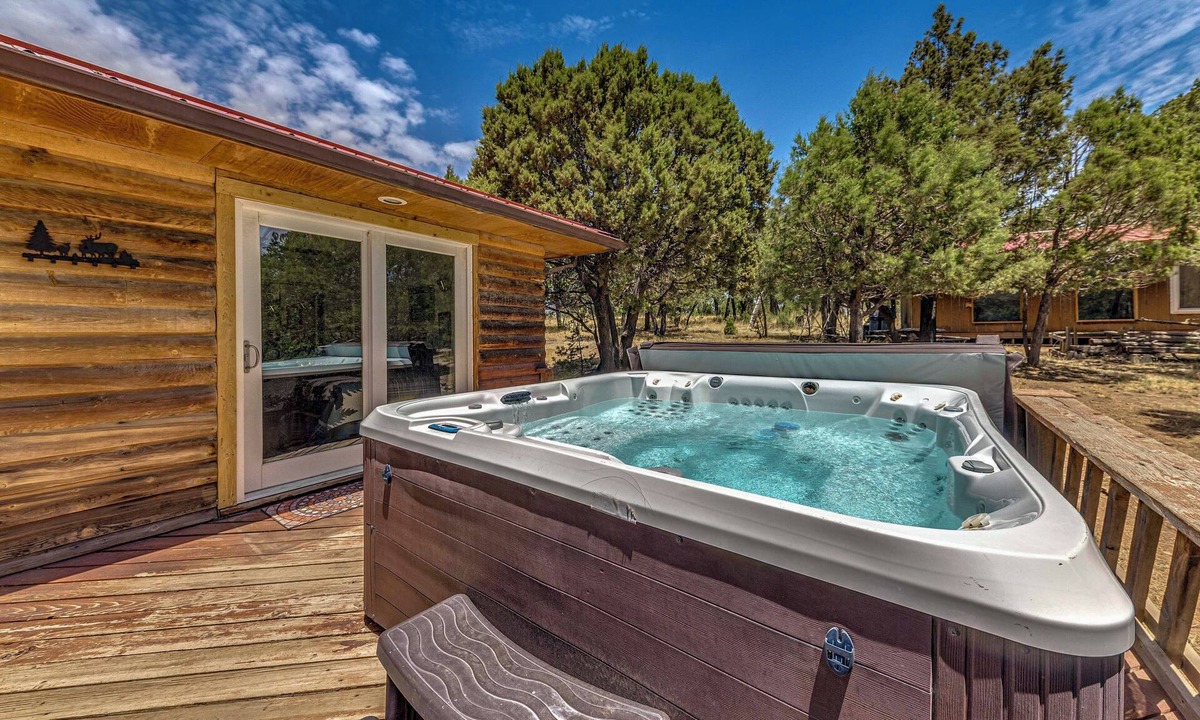 Alto Cabin | Hot Tub, Deck & Fireplace at Rustic Alto Cabin!