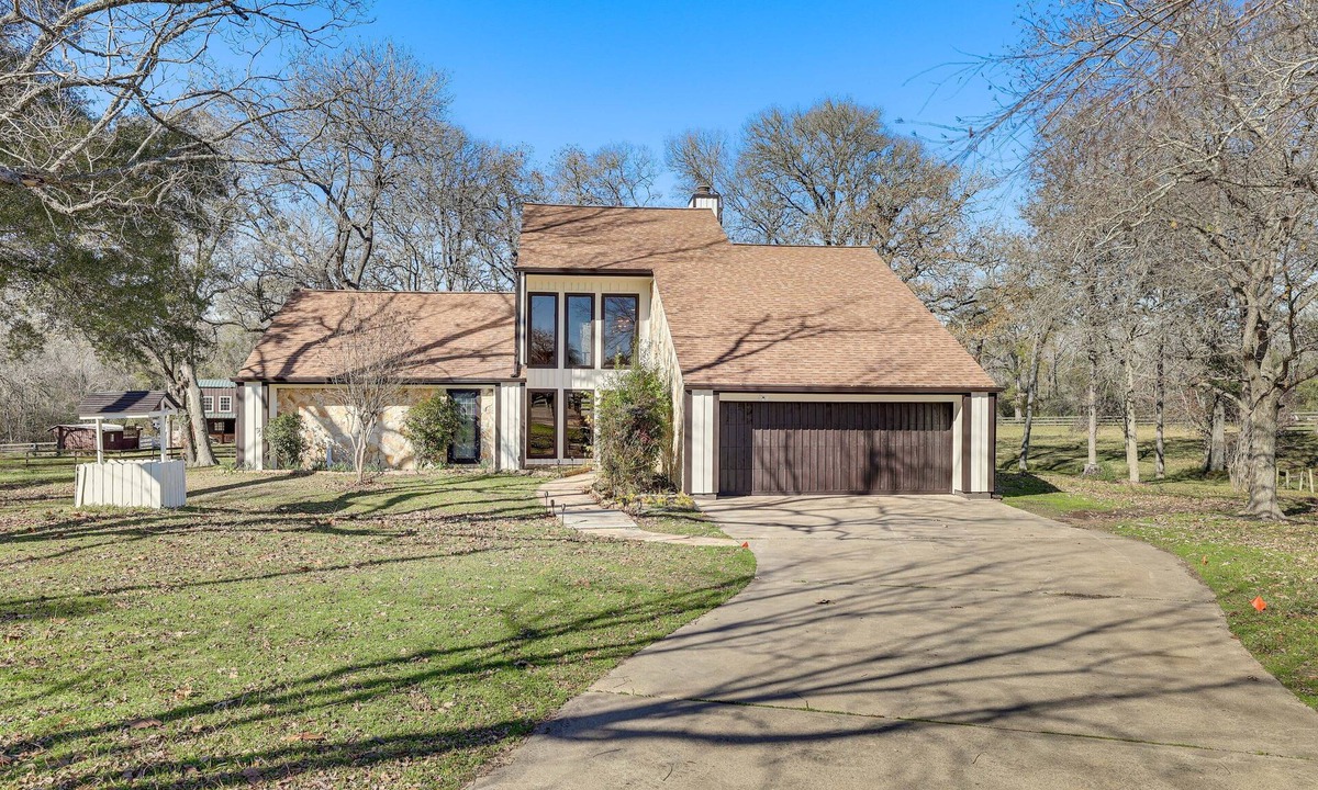 Brookshire House | Hot Tub, Deck & Grill: Brookshire Gem Near Venues