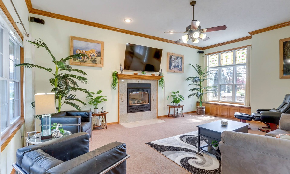 Eureka Springs House | Hot Tub + Deck: 'Holiday Island Fairway Estate’