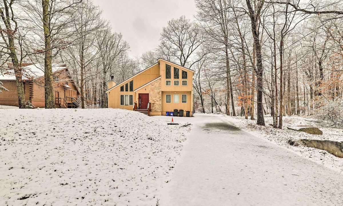 Pocono Mountain Lake Cottage | Hot Tub + Deck: Pet-friendly Poconos Getaway!