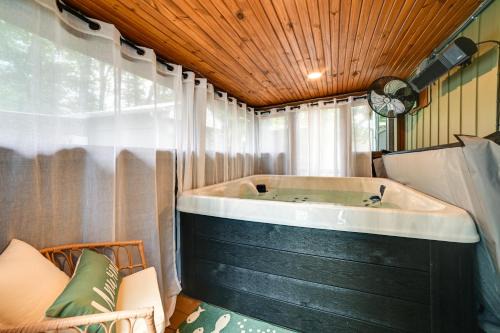 Springville House | Hot Tub, Deck! Tiny Home Retreat By Kentucky Lake
