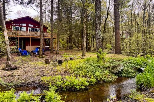 White Haven House | Hot Tub, Dock, Pool Table! Lakefront Poconos Haven
