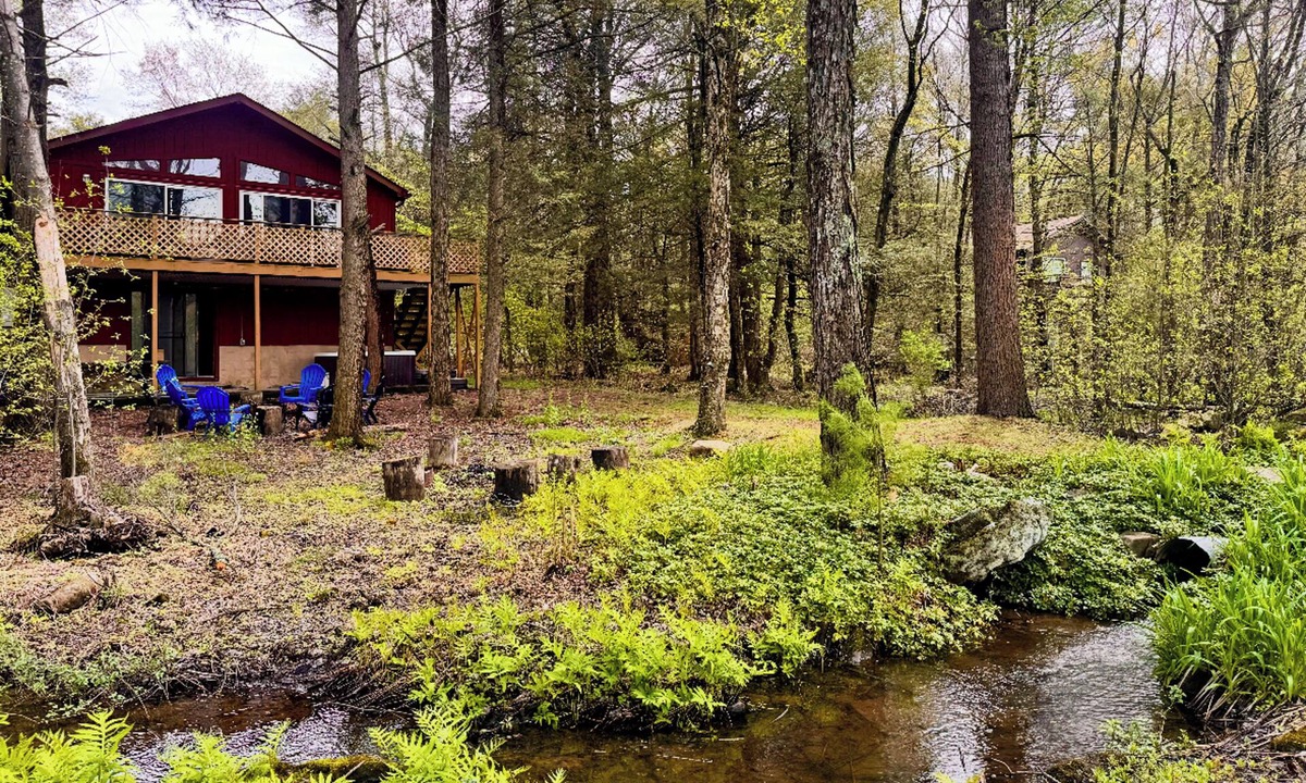 White Haven House | Hot Tub, Dock, Pool Table! Lakefront Poconos Haven