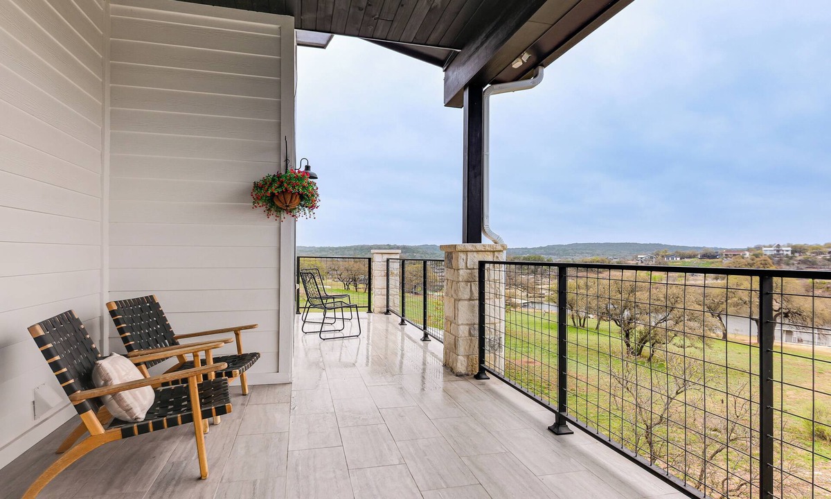 Oatmeal House | Hot Tub, Dock & View! Lakefront Marble Falls Home