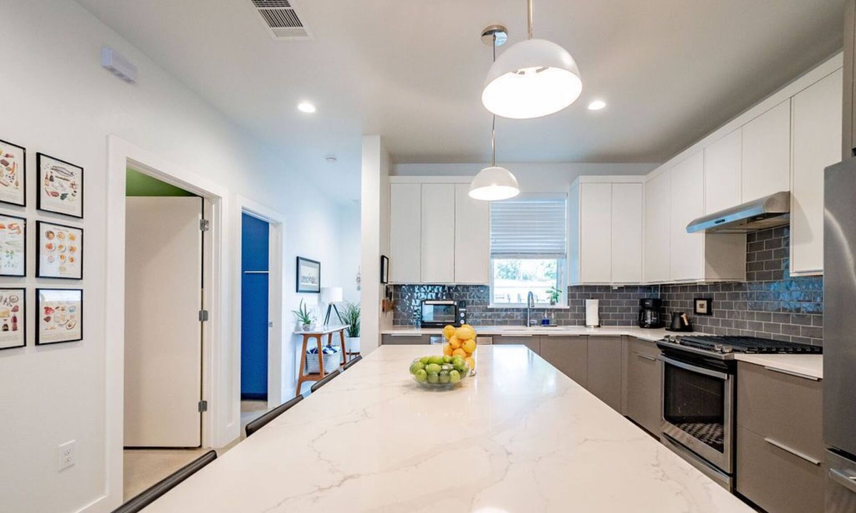 Govalle House | Hot Tub | Downtown | Sleeps 6 - WalkerVR!