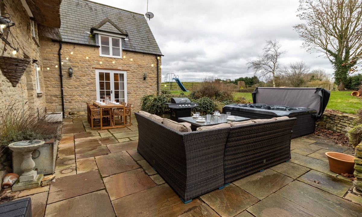 Twywell Cottage | Hot Tub Family Getaway Peaceful Escape