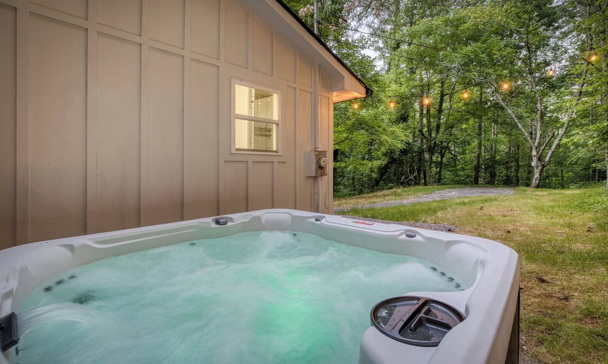 East Ellijay Cabin | Hot Tub, Fire Pit, BBQ, King-bed, Pet-friendly