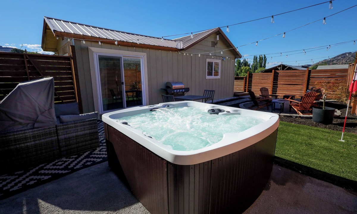 Oroville Cottage | Hot Tub Fire Pit BBQ Views AC