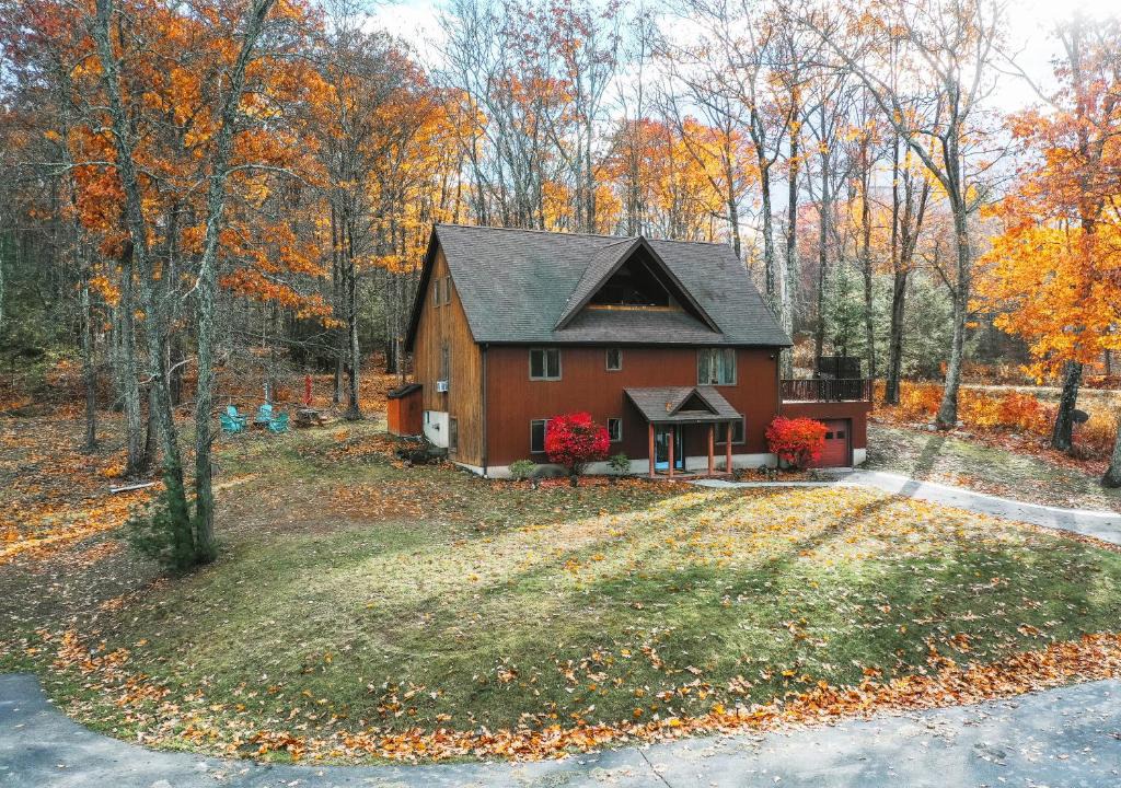 Kerhonkson House | Hot Tub-Fire Pit-Deck-BBQ-Spacious-Hiking