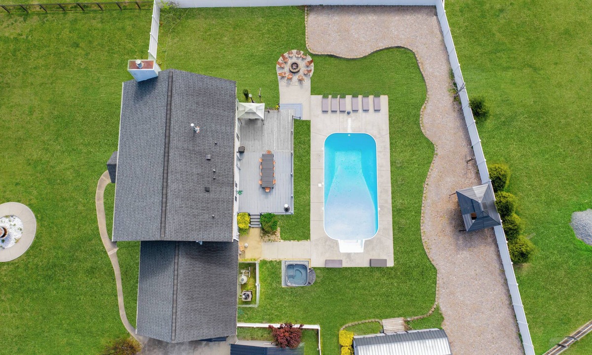 Jamestown House | Hot tub, Fire-pit, Pool Table, Heated Pool