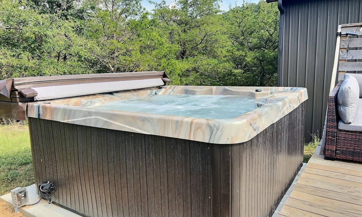 Eureka Springs Apartment | Hot Tub, Fire Pit, Pet Friendly, 1/2 mile to lake