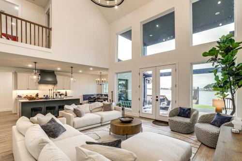 Gun Barrel City House | Hot Tub, Fire Pit! High-End Cedar Creek Lake Haven