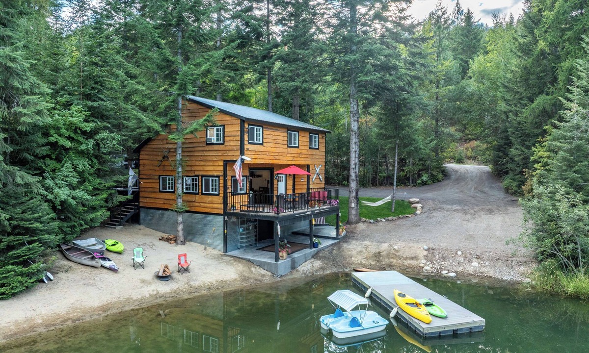 Priest River Cabin | Hot Tub & Fire Pit: Getaway on Pend Oreille River