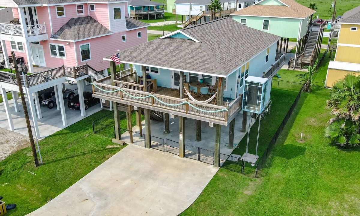 Crystal Beach House | Hot Tub + Firepit! Elevator, Pets ok - Spring Savings!