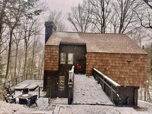 Plymouth Ski Chalet | Hot Tub & Firepit Near Ski Resorts & Cozy Modern Cabin