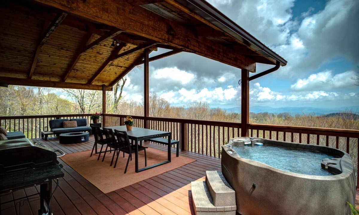 Beech Mountain Ski Chalet | Hot Tub Firepit Views Deck Dog Friendly