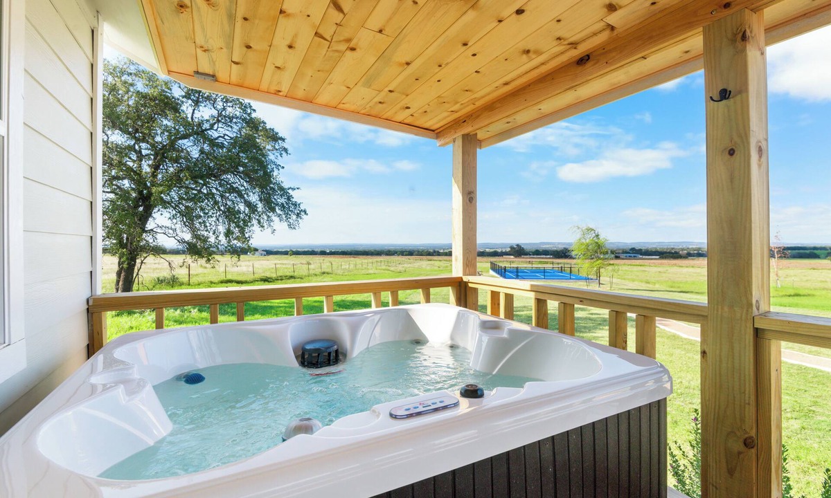 Fredericksburg Cottage | Hot Tub, Firepit, Pickleball, Luxury King Suite-Wine Trail