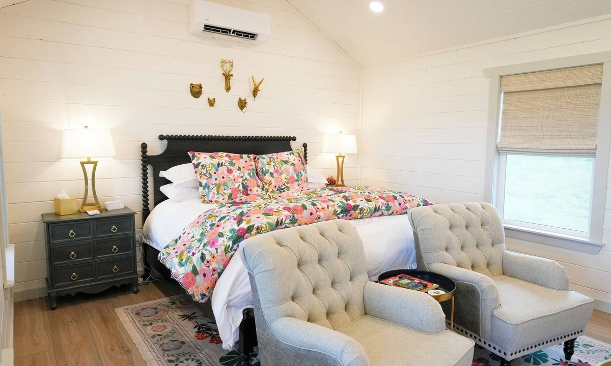 Fredericksburg Cottage | Hot Tub, Firepit, Pickleball, Luxury King Suite-Wine Trail