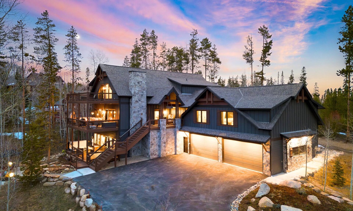 Elk Court Cabins House | Hot Tub, Firepit & Views, Sleeps 19 | Winterhaven Estate by AvantStay