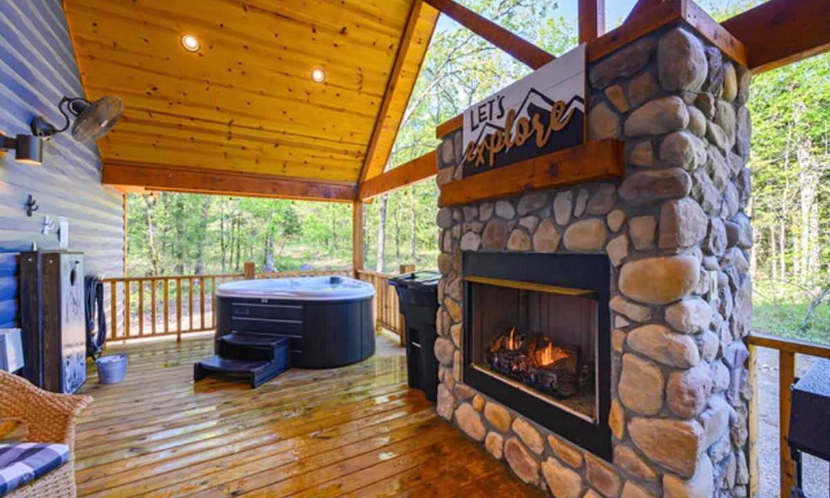 Ringold Cabin | Hot tub, fireplaces, perfect for romantic honeymoons and anniversaries, private