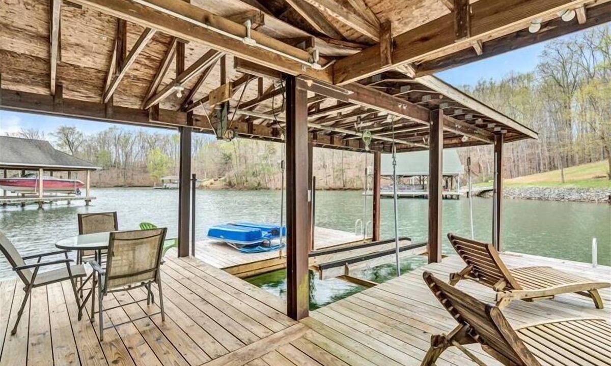 Huddleston House | HOT TUB & FOOSBALL TABLE! 2 to 3 Night Minimum Year 'Round! 1 Level Living!