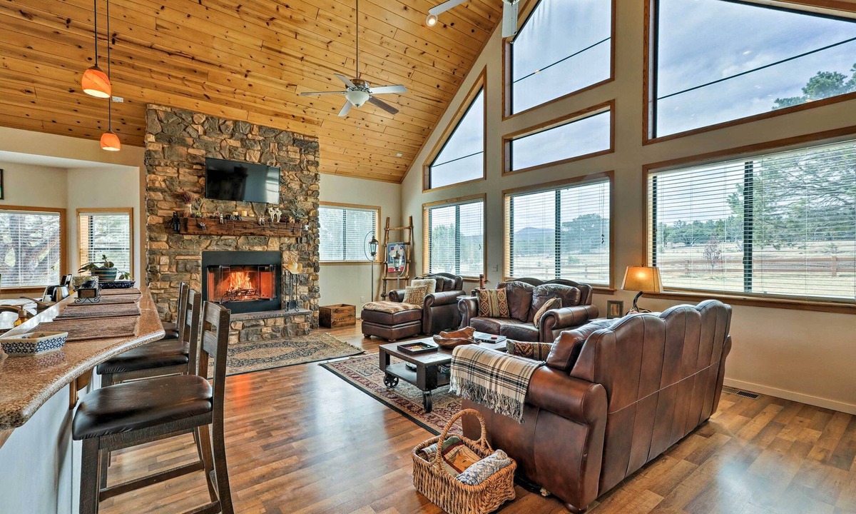 Show Low Cabin | Hot Tub + Game Room! 30-Acre Vernon Retreat