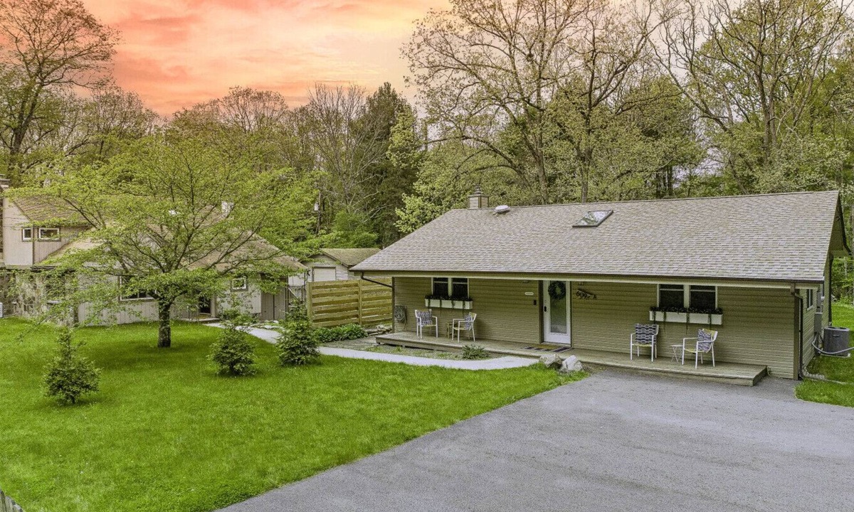 Hawley Cabin | Hot Tub, Game Room, BBQ & Playhouse Oasis – Family Retreat, 5mins to Lake!