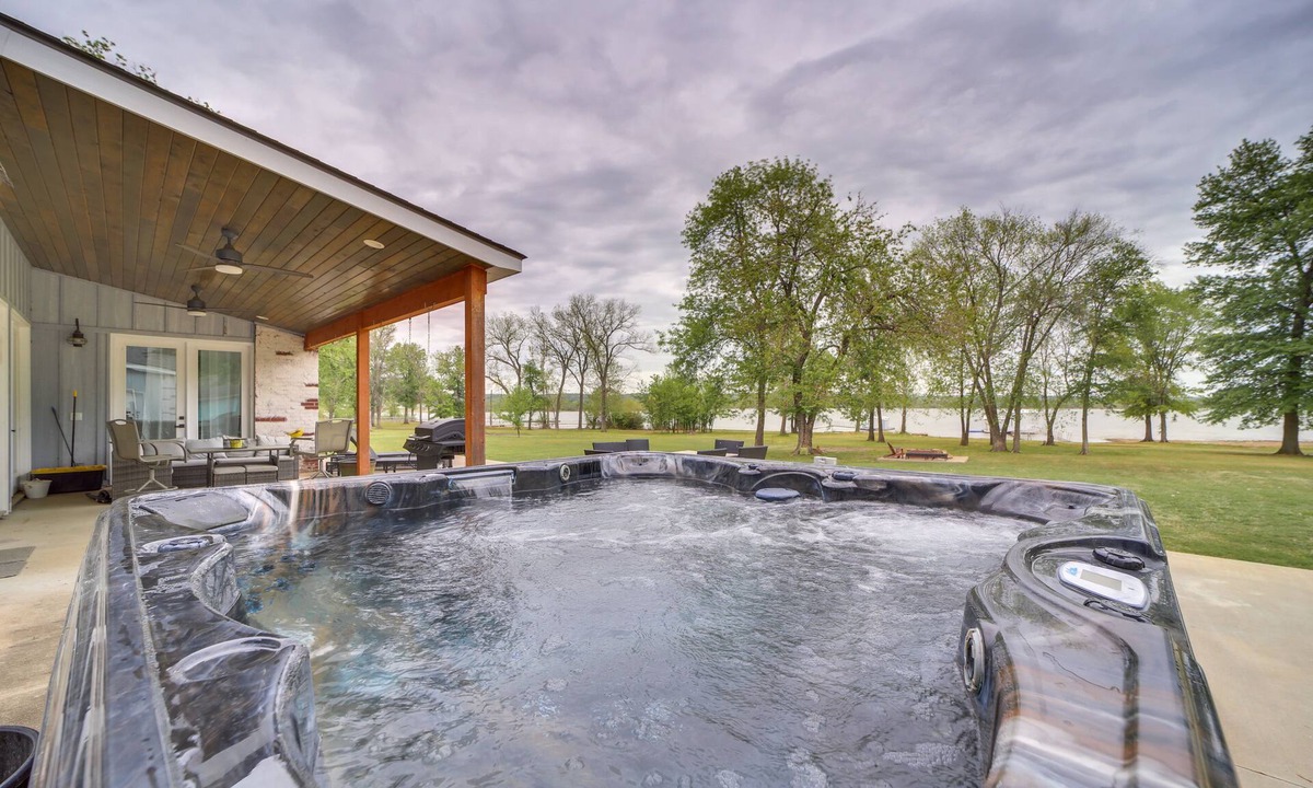 Afton House | Hot Tub, Game Room & More! Lakefront Home in Afton