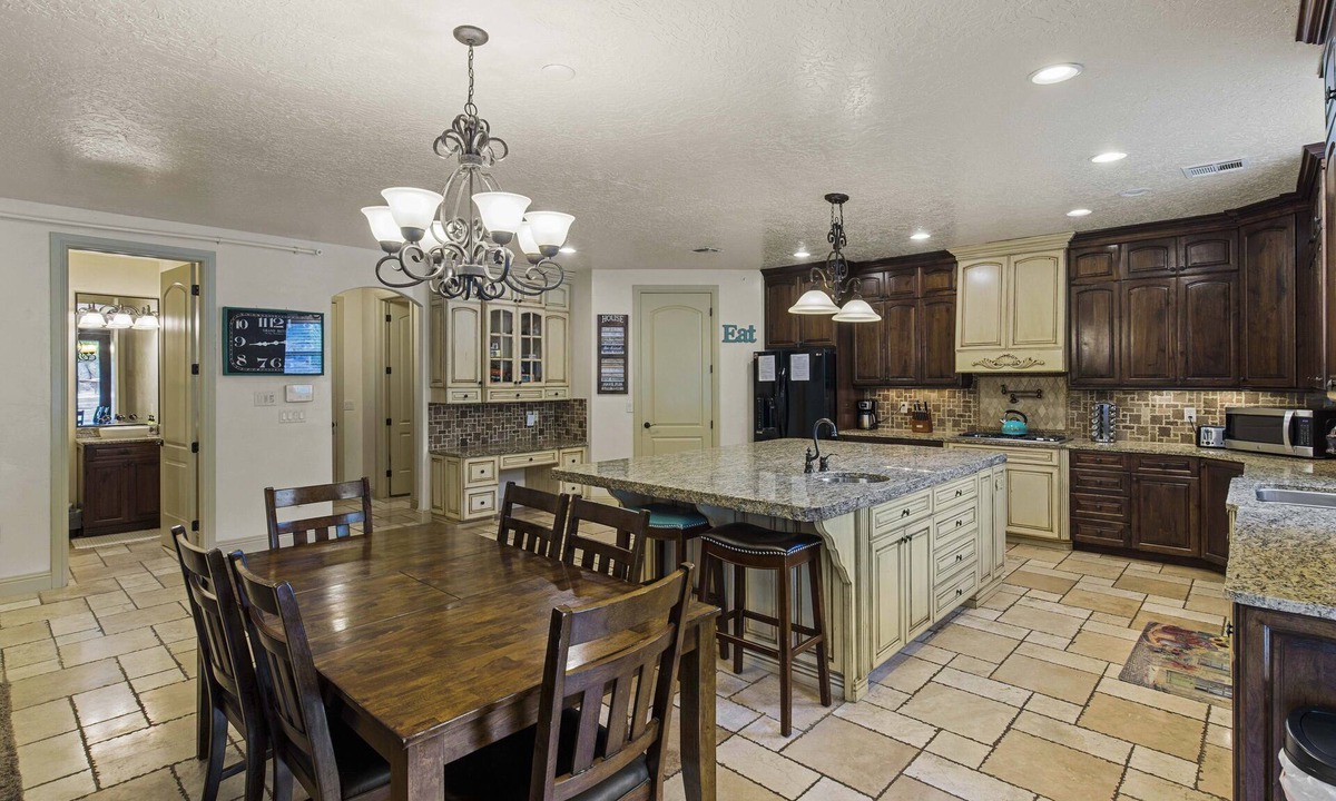 La Verkin House | Hot Tub Game Room. Sleeps 17. You Tube TV. 20 minutes to Zions Natl Park