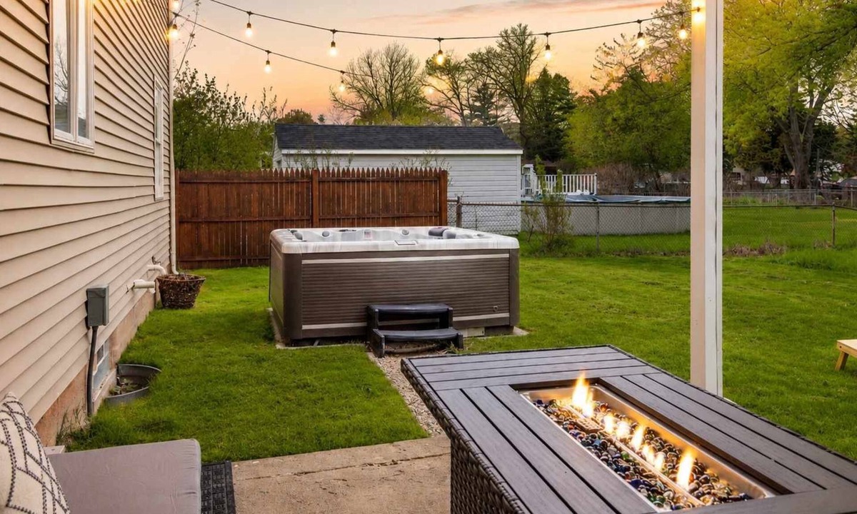Gates-North Gates House | 😎Hot Tub + Game Room 😎 w/King Beds by Dwnt/UofR