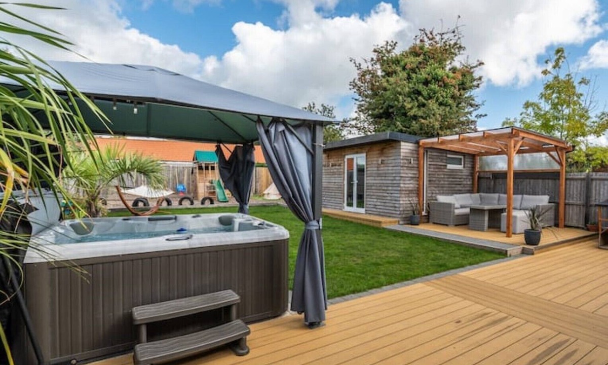 Bournemouth House | Hot tub, games room & cinema in Bournemouth