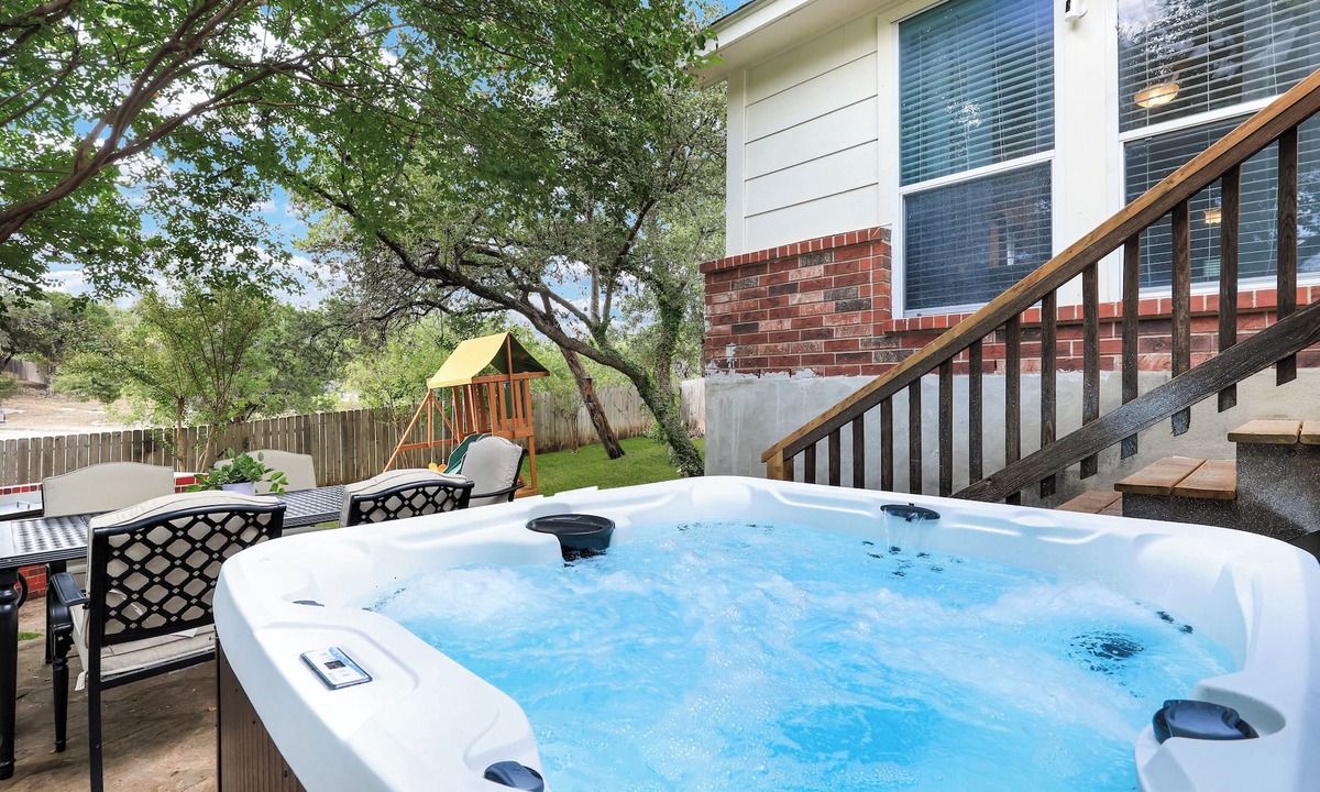 San Antonio House | Hot Tub Haven Yard Swing Set BBQ Games Desk WiFi
