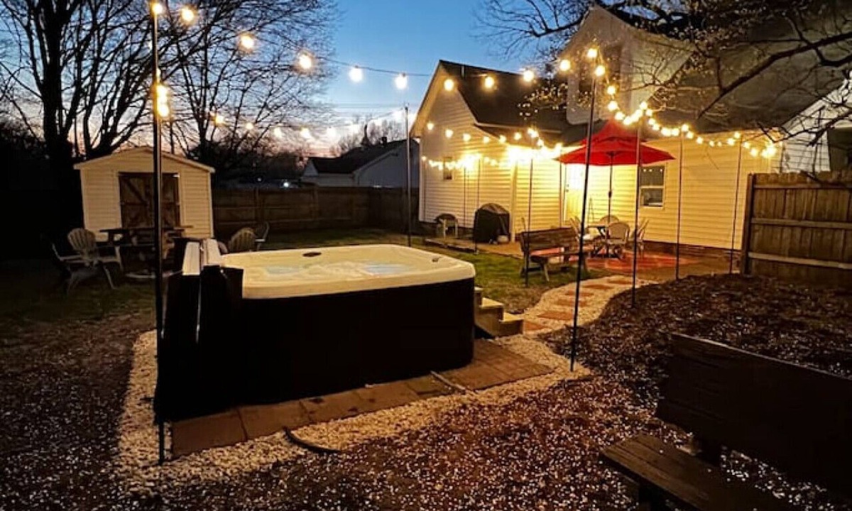 Graham House | Hot tub heaven w/12 ft ceilings + stunning bath