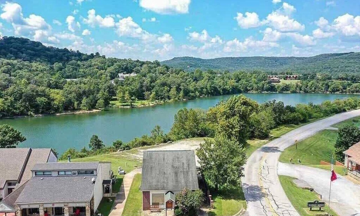 Holiday Island Cabin | Hot Tub, Indoor Jetted Tub, Lake View, & Kitchen