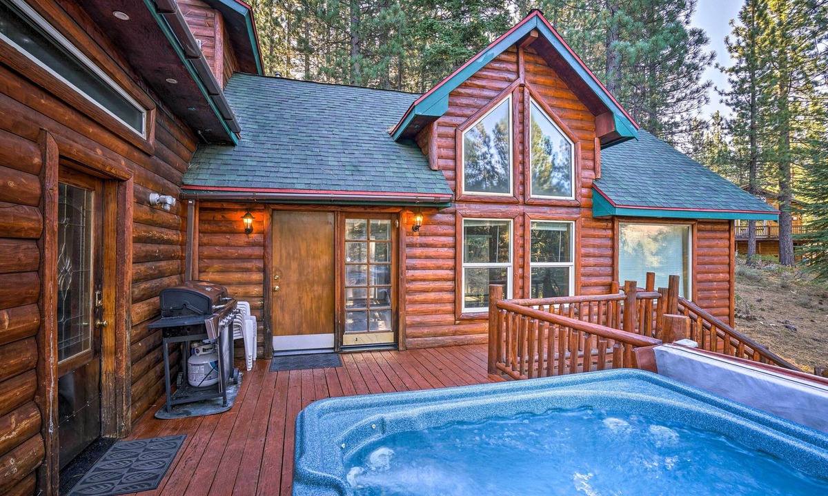 Country Club Estates Cottage | Hot Tub, Indoor Pool! Home 8 Mi to Heavenly Skiing