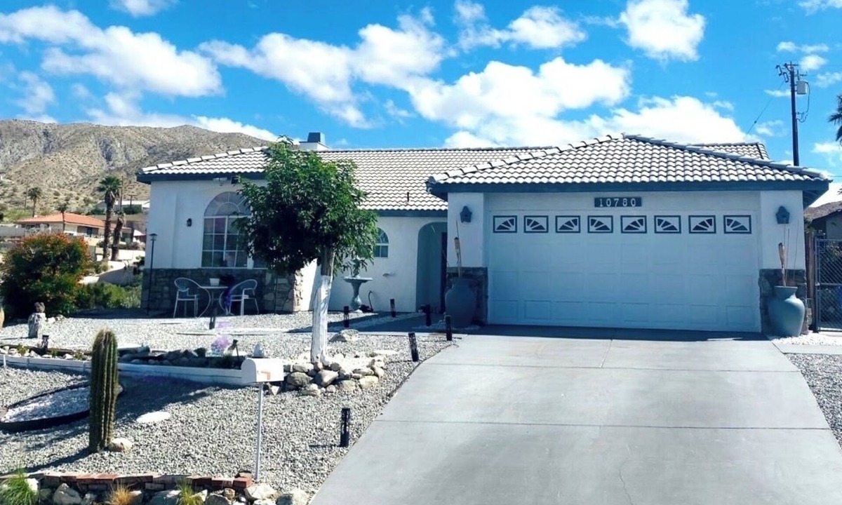 Desert Hot Springs House | Hot tub jacuzzi,splash water,mini golf,mounting view and popular for hiking area