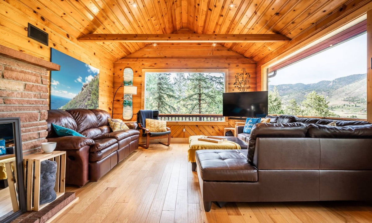 Cascade-Chipita Park Cabin | Hot Tub, King Beds, Bunkroom, Deck & Dog Friendly -Modern Mountain Getaway Cabin