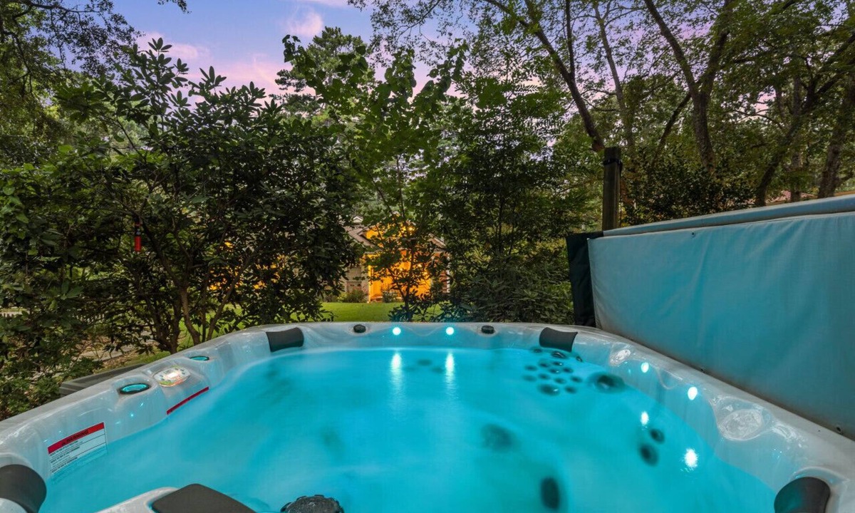 Decatur Apartment | Hot Tub + King Bed + Walkable