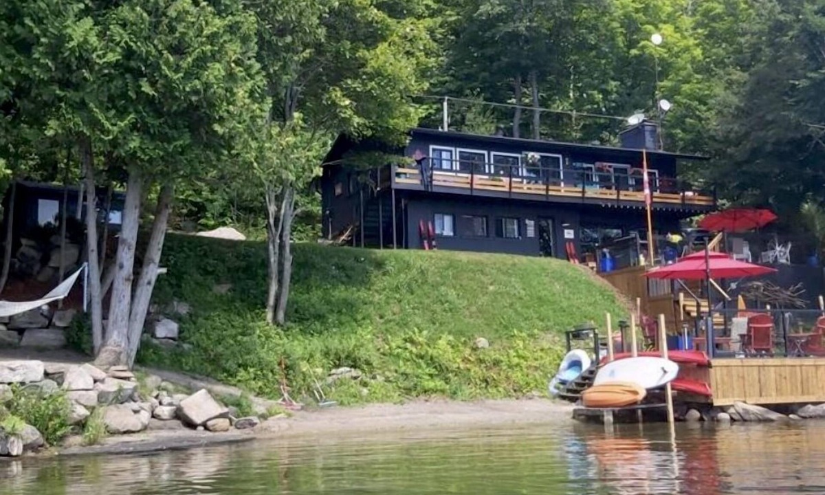 Utterson Cottage | Hot Tub. Lake Toys. Pool Table, Ping Pong Table & all Amenities Inc.