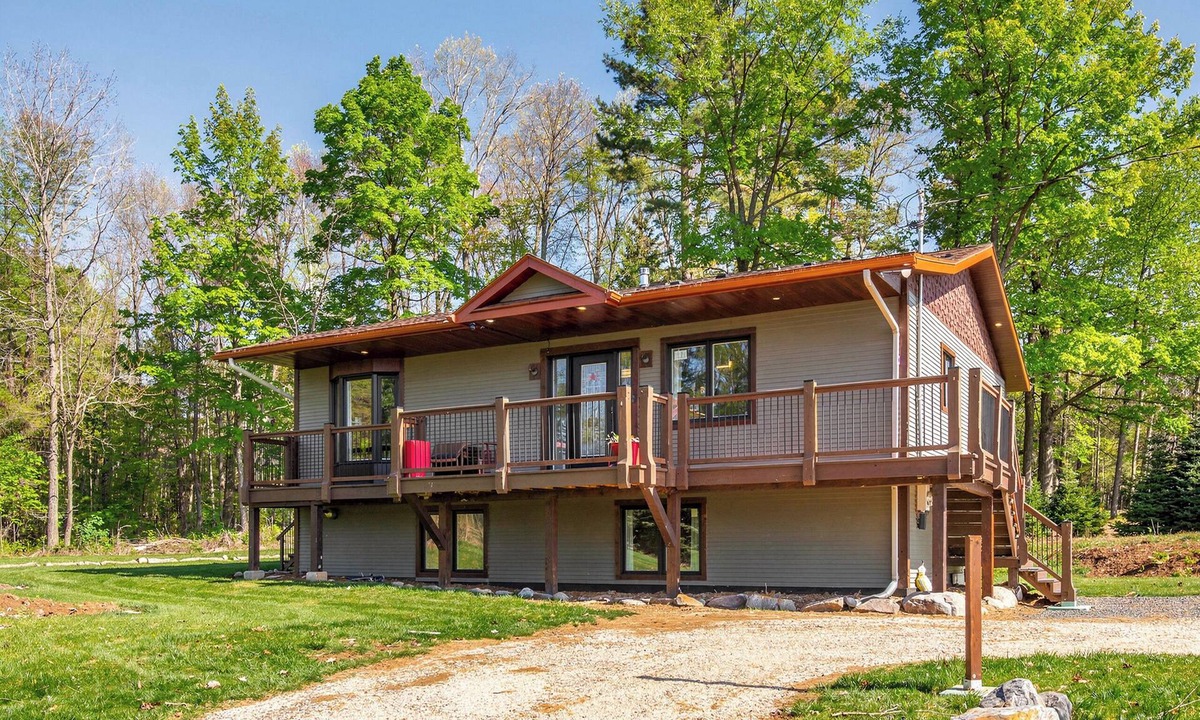 Labelle Ski Chalet | Hot Tub Lakeside Cottage – 30 Min from Mont Tremblant