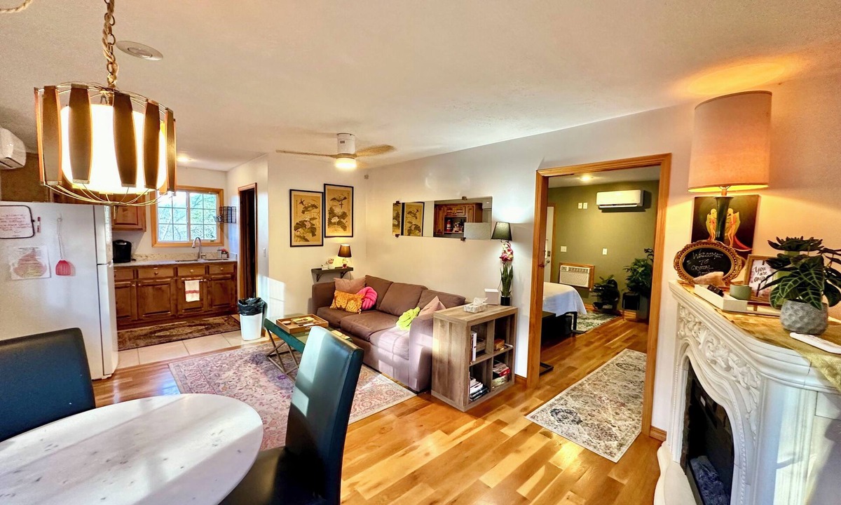 Eureka Springs Cottage | HOT TUB! Large deck, BBQ grill, fire pit & Arkansas Sunsets!