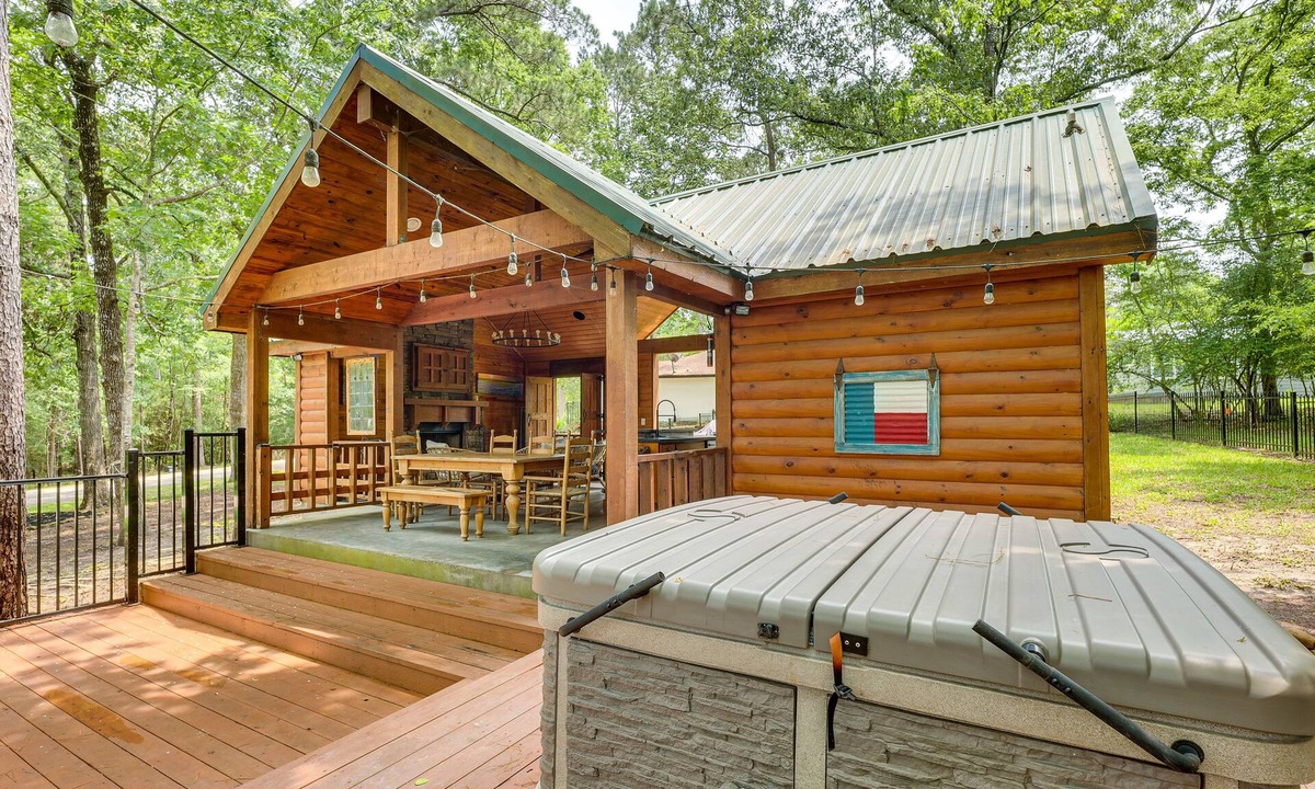 Cape Royale House | Hot Tub: Luxe Lake Livingston Cabin in Cape Royale
