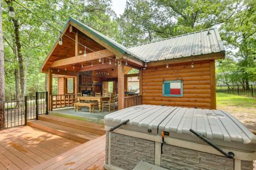 Cape Royale House | Hot Tub: Luxe Lake Livingston Cabin in Cape Royale