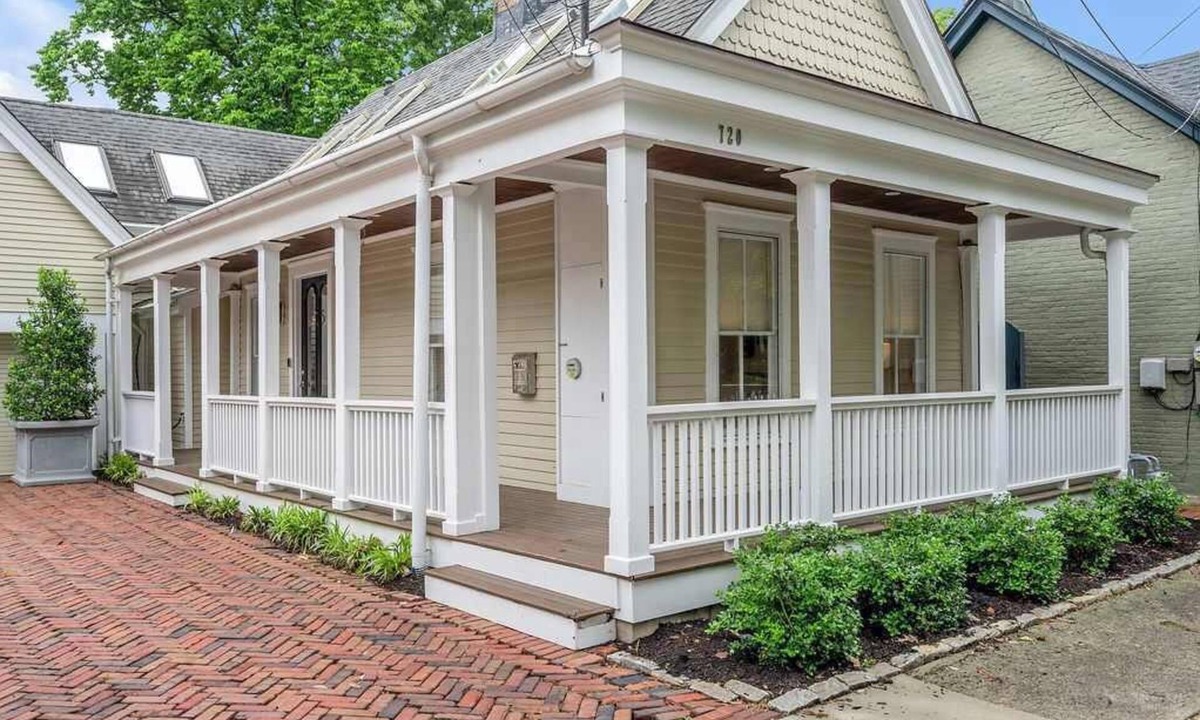 West Suburb House | Hot Tub | Luxury | Patio | Fire Pit | Downtown