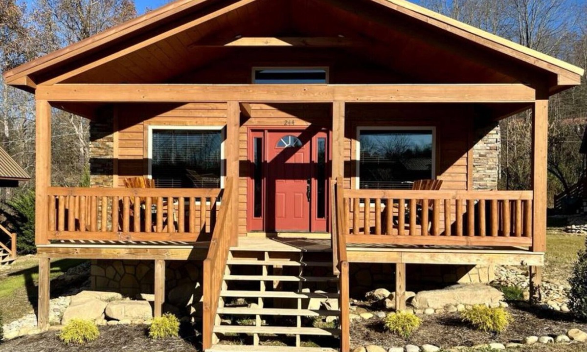 White Oak Lodge Cabin | Hot Tub, Mountain views, Pool & Resort Escape!