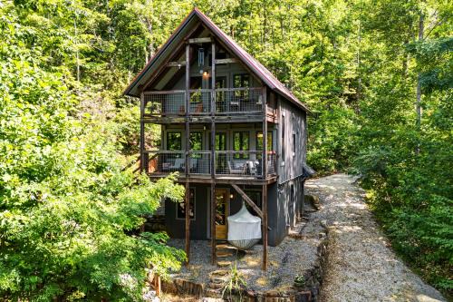 Old Fort House | Hot Tub & Mtn Views: Modern Old Fort Hideaway!