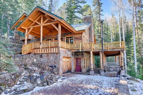 Greer House | Hot Tub & Mtn Views: Woodsy Cabin in Greer
