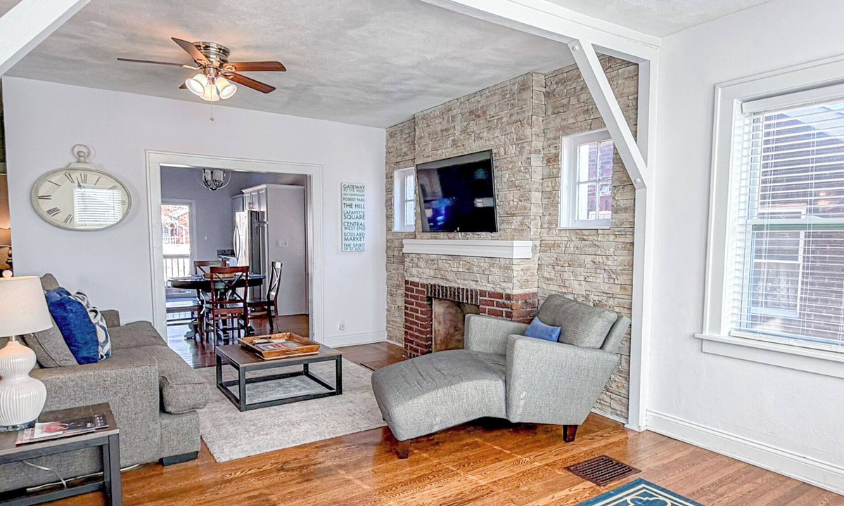 Tower Grove South House | ☆ Hot Tub ☆ New Renovated ☆ Massage Shower ☆Yard☆