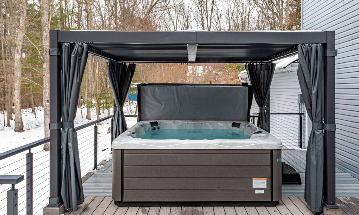 East Stroudsburg House | Hot Tub Nights & Ski | Game Room Fun & Firepit